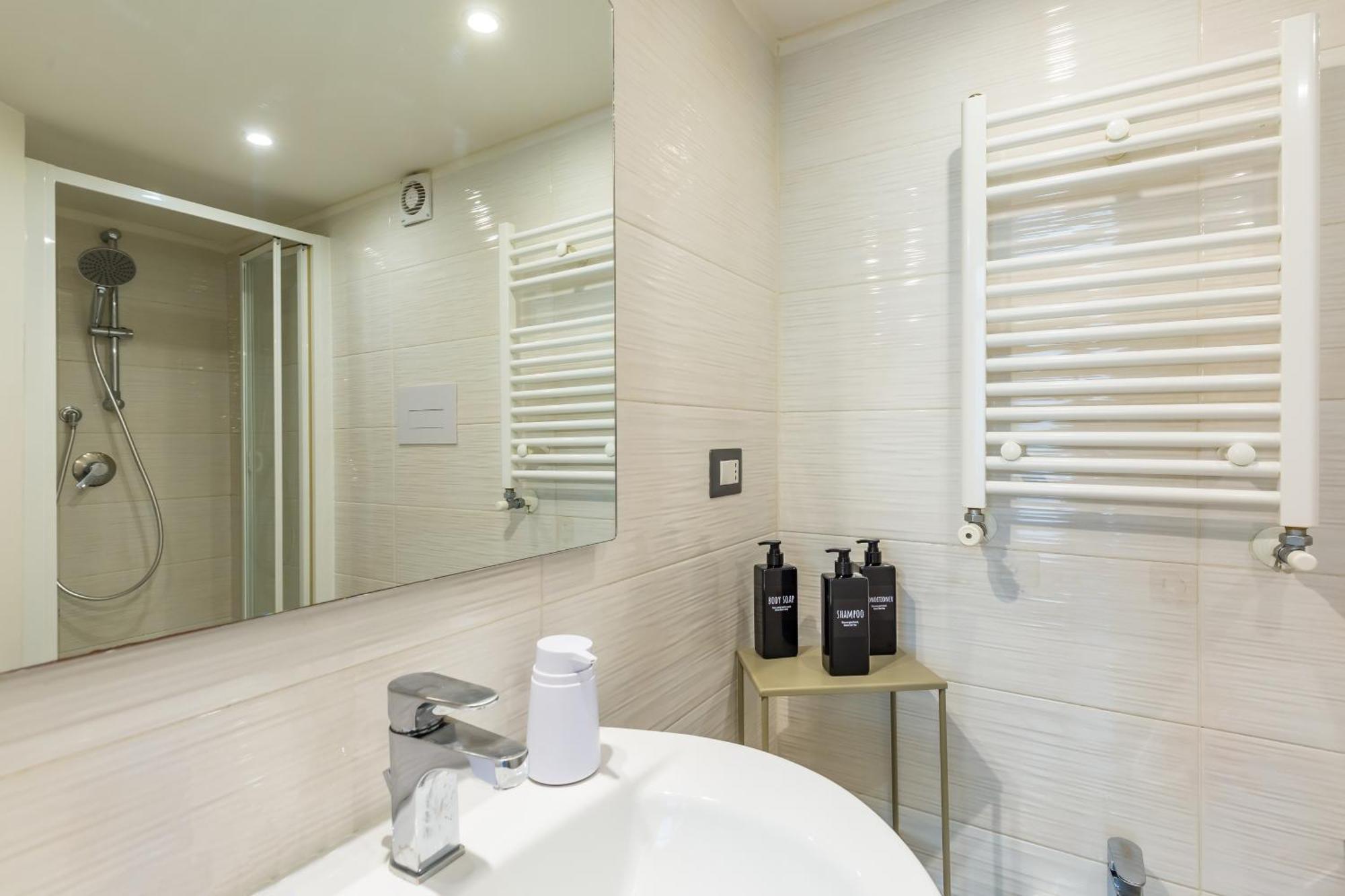Duplex Indipendente Vicino Al Lungomare Caracciolo Apartment