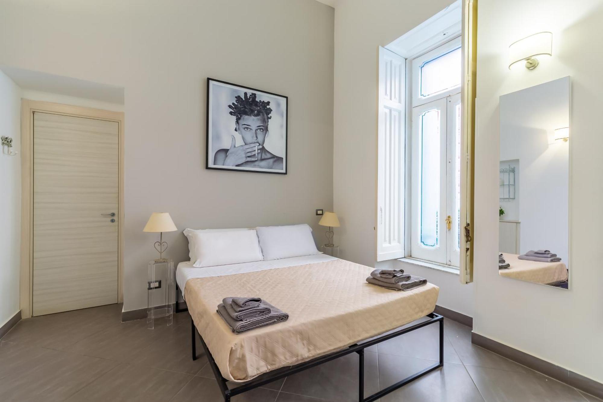 Duplex Indipendente Vicino Al Lungomare Caracciolo Apartment