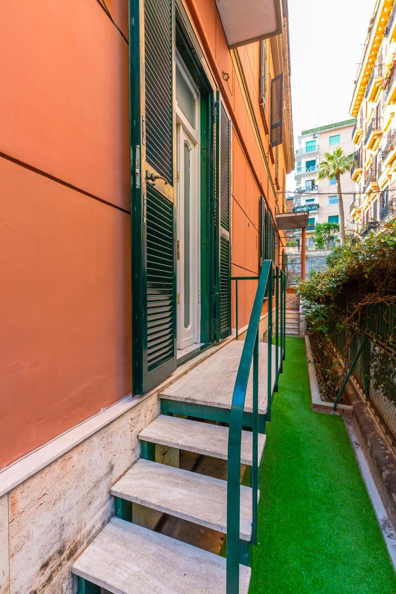 Duplex Indipendente Vicino Al Lungomare Caracciolo Apartment
