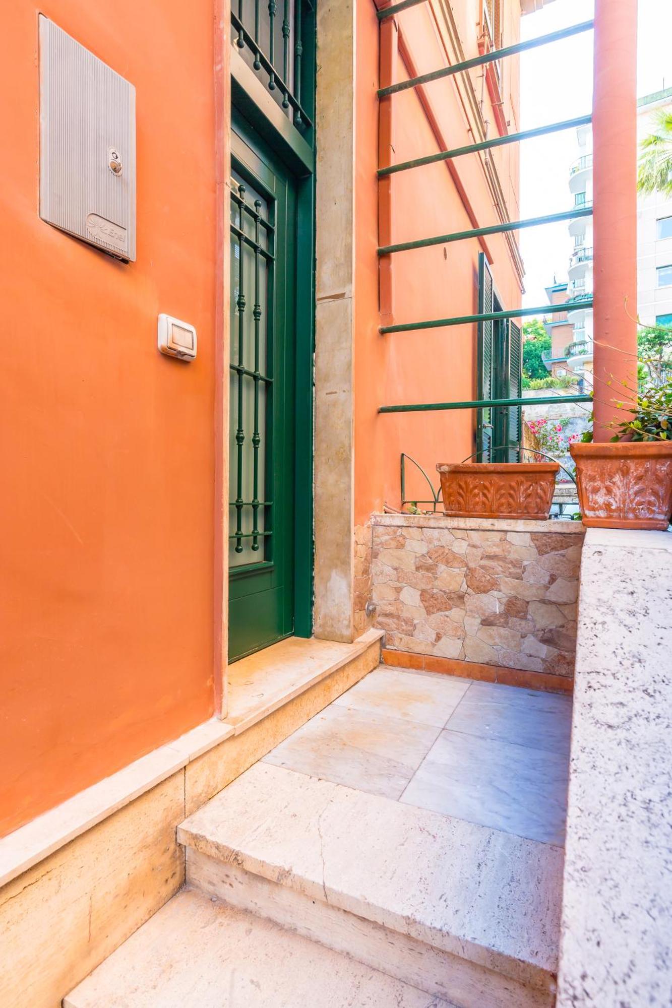 Duplex Indipendente Vicino Al Lungomare Caracciolo Naples